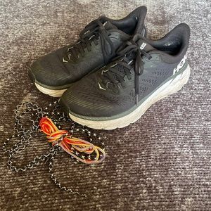 Black Clifton 7 Hoka from OV with interchangeable laces